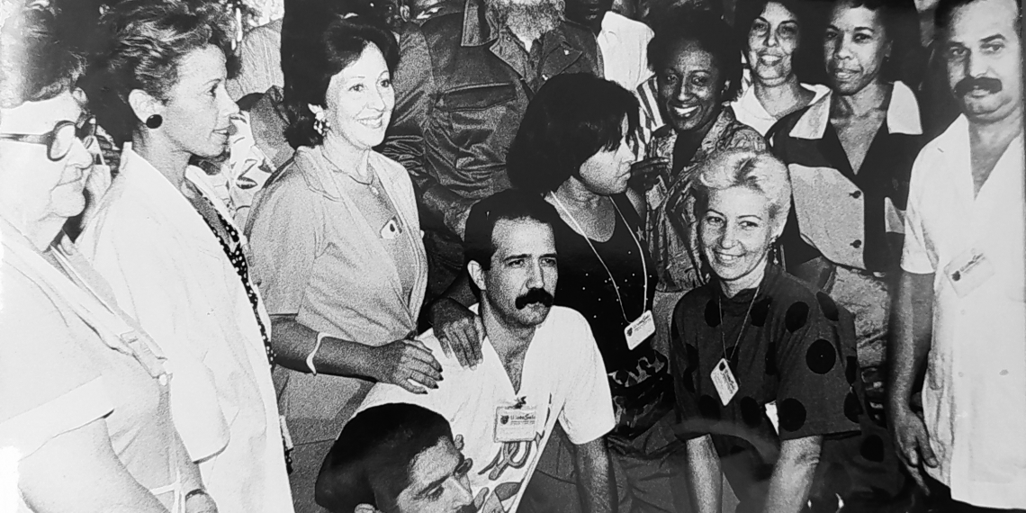 1.2 Leticia Penalver Cruz junto a Fidel a la derecha con la blusa de dos colores Foto Cortesia de la entrevistada 1140x570