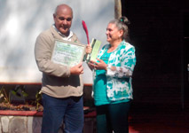 ElDoctor en Ciencias Fidel Hernández Figueroa recibió el premio de manos de su esposa, Niurka Barrios
